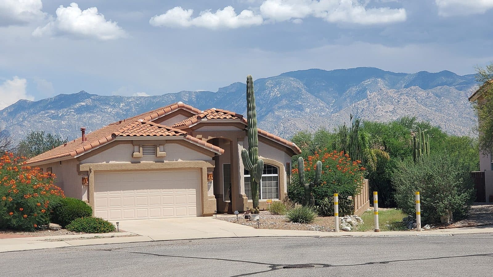Stucco home with the Santa Catalina Mountains behind it in Oro Valley, AZ